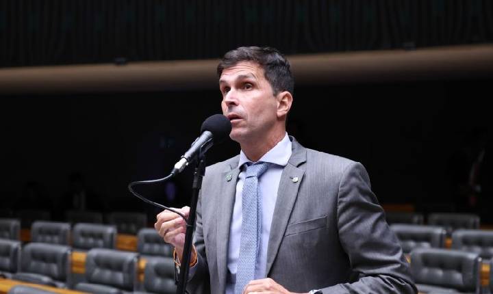 Comissão aprova regras nacionais de segurança para escolas de natação infantil