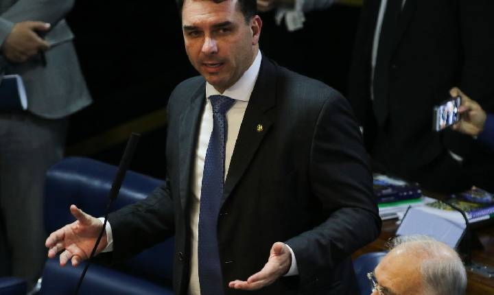 Defesa de Flávio Bolsonaro tentou levar caso Dark Horse a Mendonça