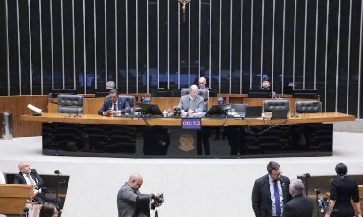 Deputados aprovam regime de urgência para 12 projetos; acompanhe