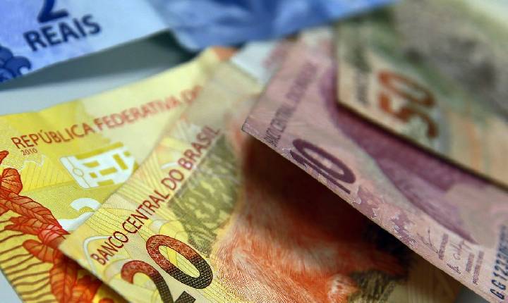 Juros para famílias sobem em agosto e inadimplência chega a 6%