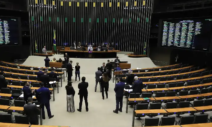 Minirreforma eleitoral limita e parcela multa a partidos políticos