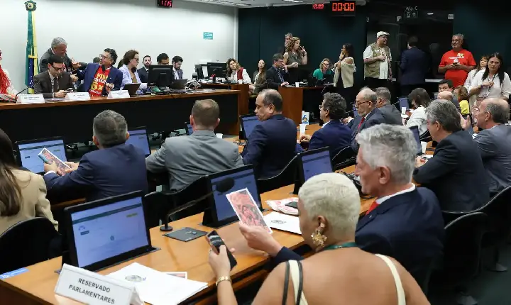 Oposição critica PEC do fim da escala 6x1 durante votação na Comissão