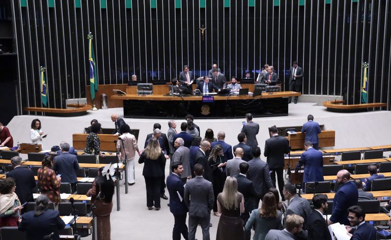 Câmara analisa projeto que proíbe sigilo em gastos públicos com viagens de autoridades; acompanhe