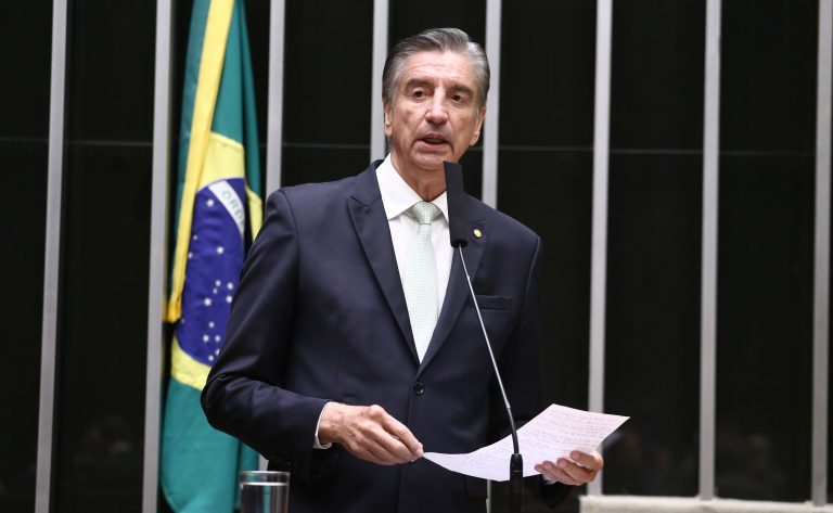 Comissão aprova inclusão da educação climática no currículo escolar