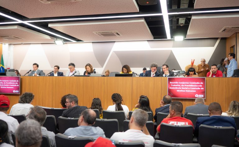 Deputados pedem mobilização para garantir que escala 6x1 seja extinta ainda neste ano