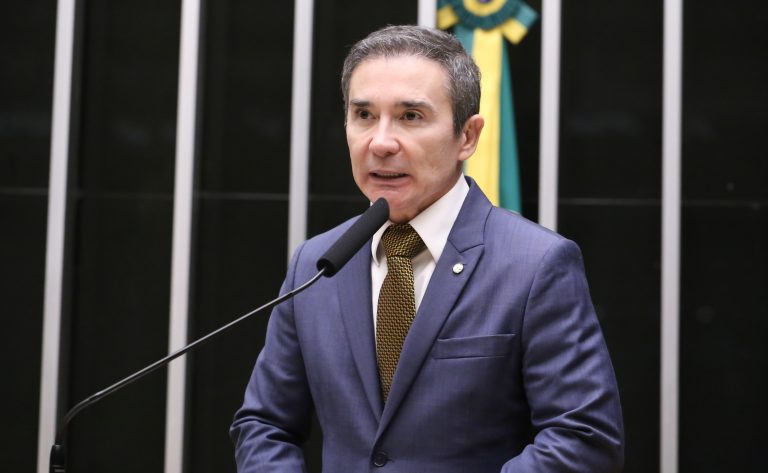 Comissão aprova fomento a curso gratuitos de Libras em universidade para família de pessoa com deficiência auditiva