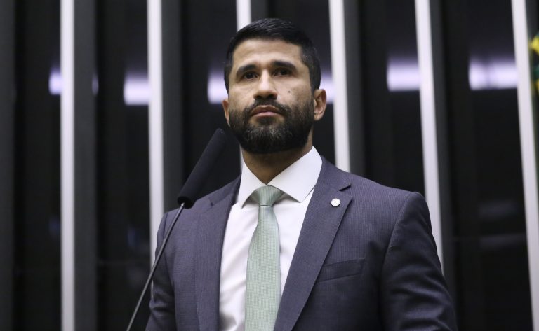 Comissão aprova proposta que reconhece certificação de bombeiro mergulhador
